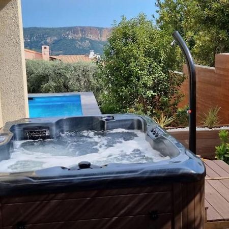 Rêves de vie, appartement vue mer, piscine non chauffée et spa privatifs Cassis Extérieur photo
