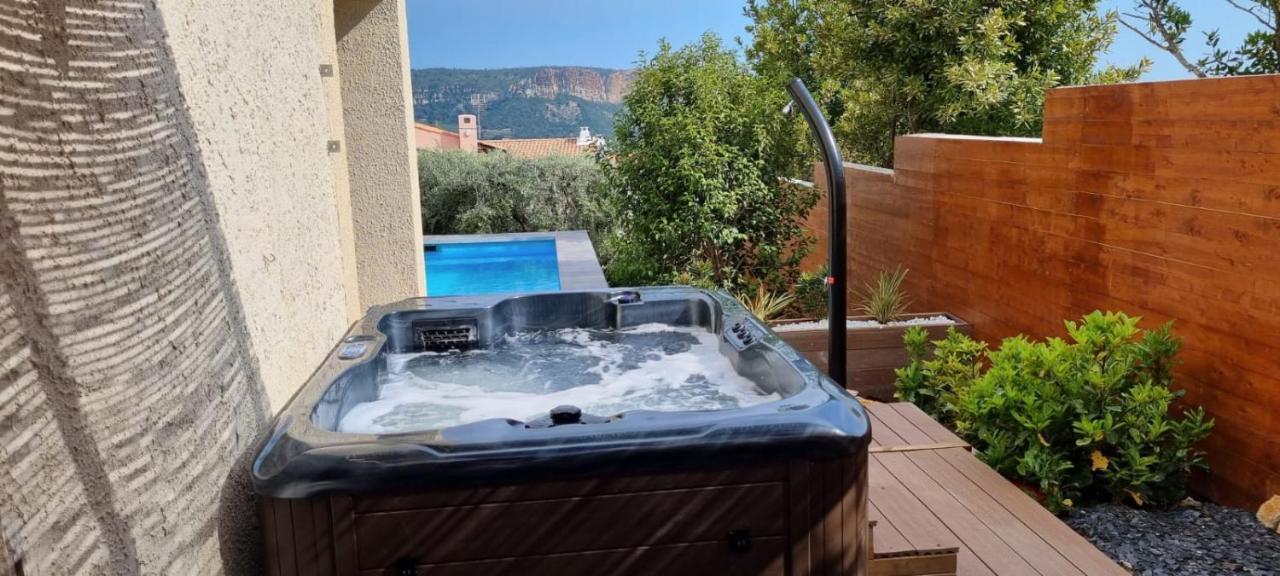 Rêves de vie, appartement vue mer, piscine non chauffée et spa privatifs Cassis Extérieur photo